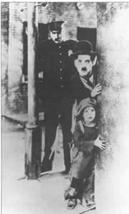 Juntos contra la autoridad: el vagabundo (Charles Chaplin) y el chico (Jackie Coogan) intentan escapar de la policía.